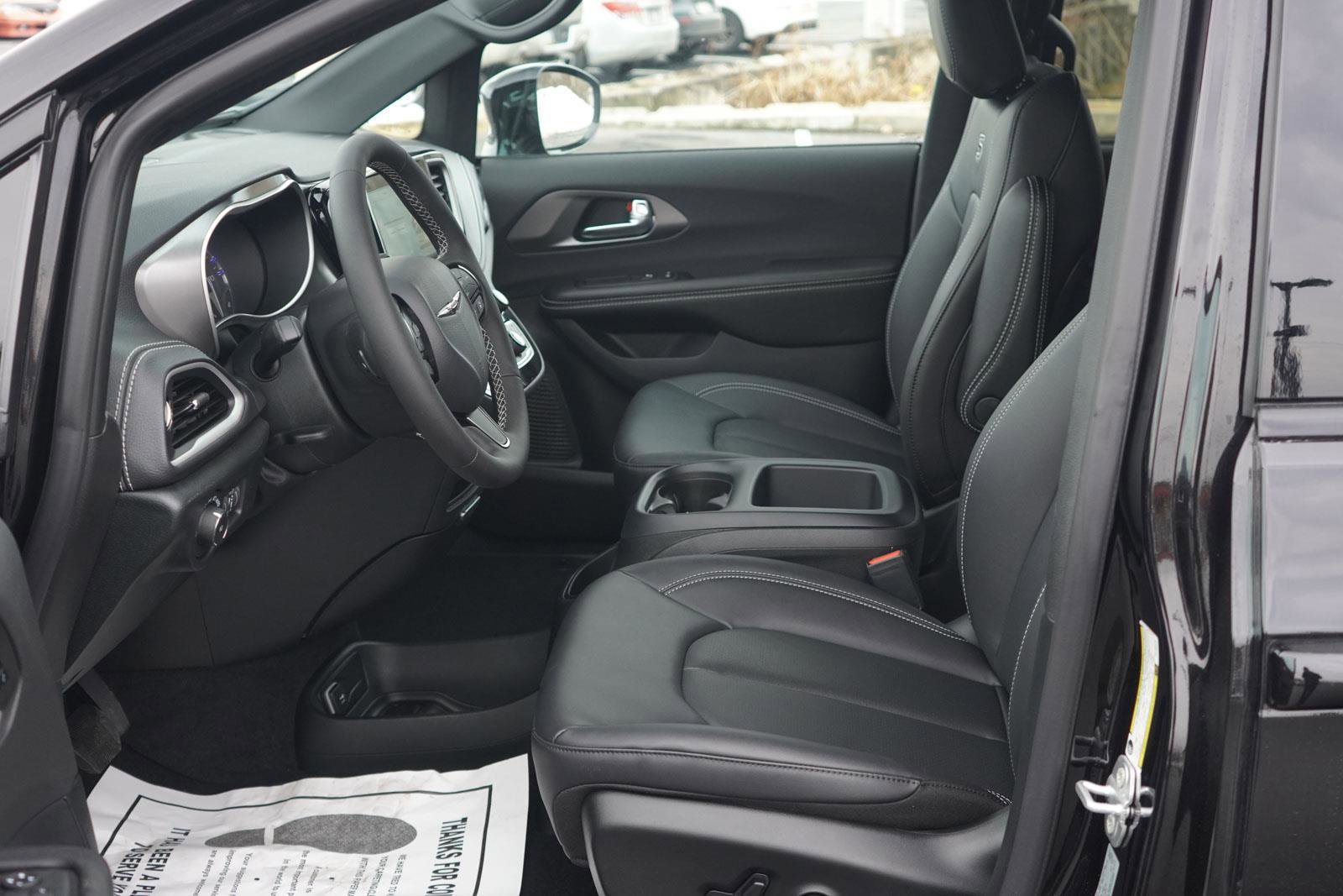 New 2026 Chrysler Pacifica Select w/ S Appearance Package image 25