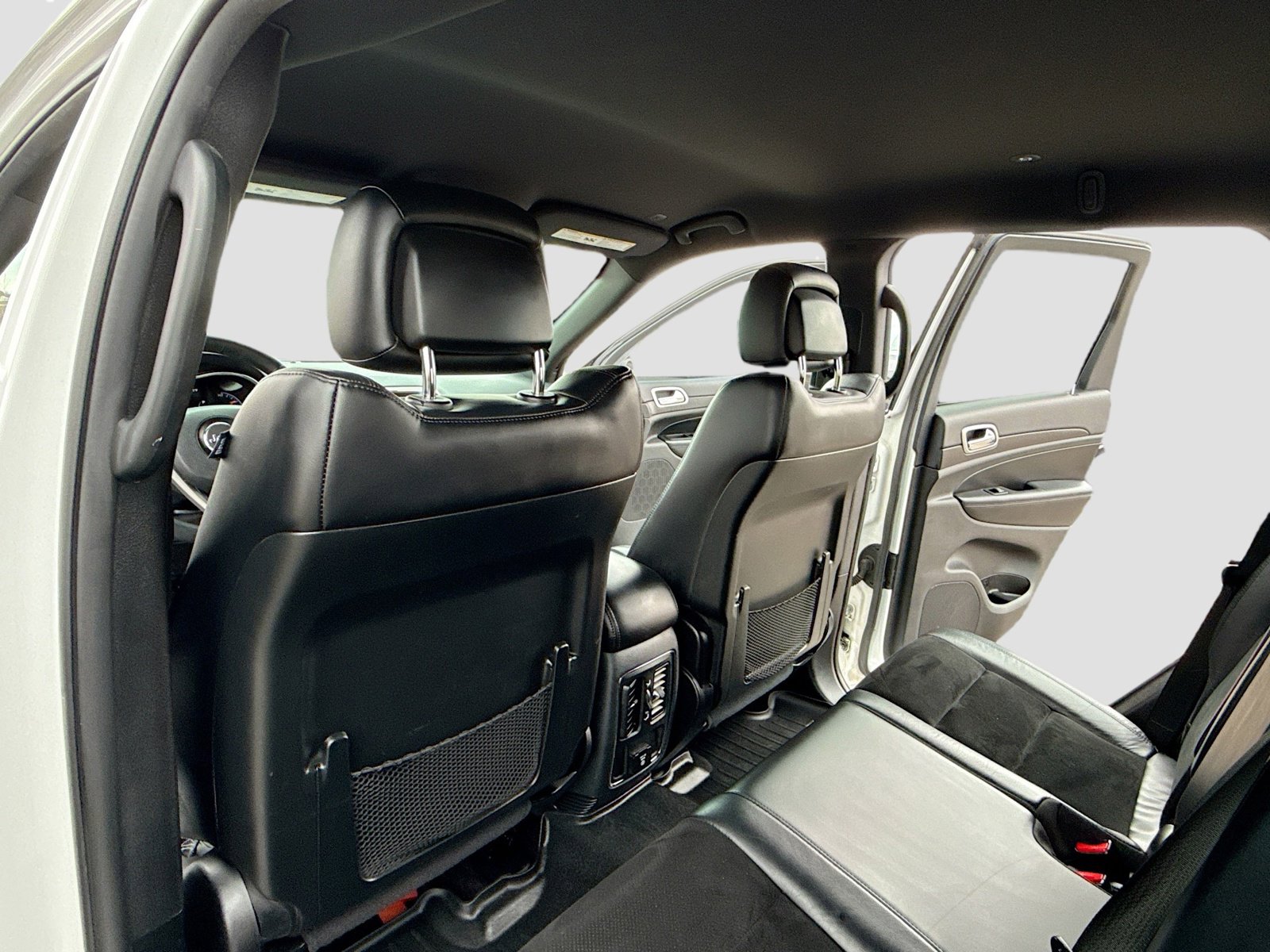 Used 2017 Jeep Grand Cherokee Altitude image 6