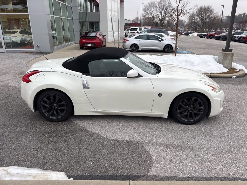 Used 2016 Nissan 370Z Touring image 2