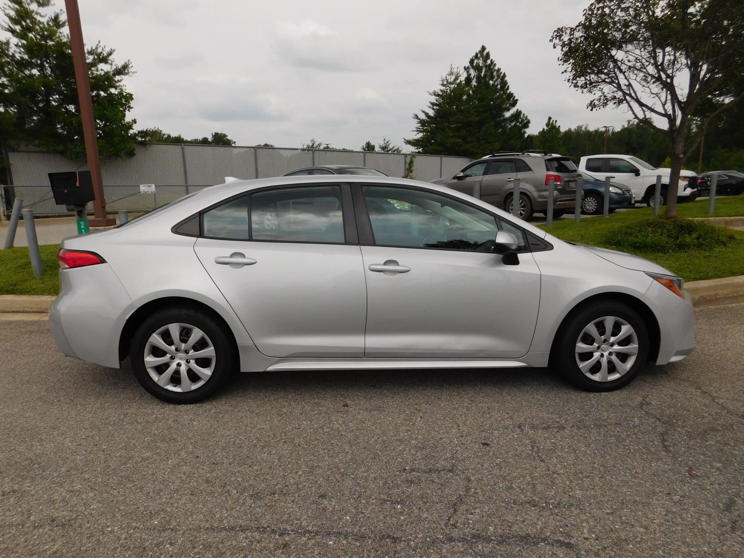 Used 2022 Toyota Corolla LE FWD image 5