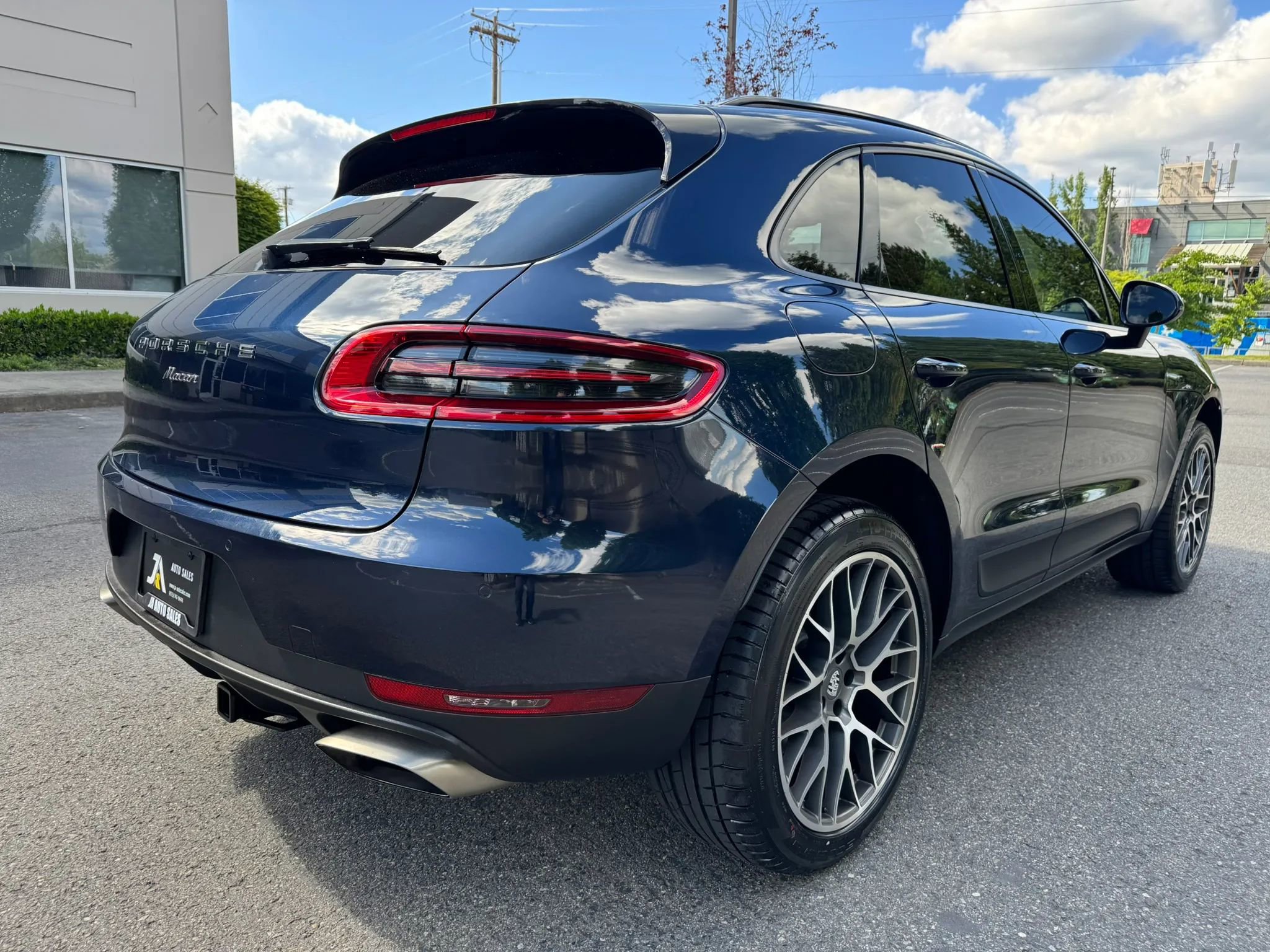Used 2018 Porsche Macan Sport Edition AWD/4WD image 10