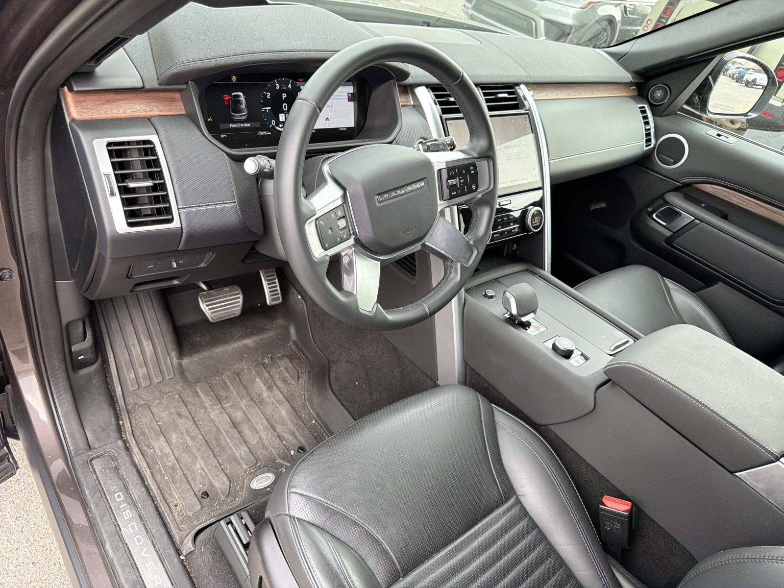 Used 2025 Land Rover Discovery Dynamic SE AWD/4WD image 18