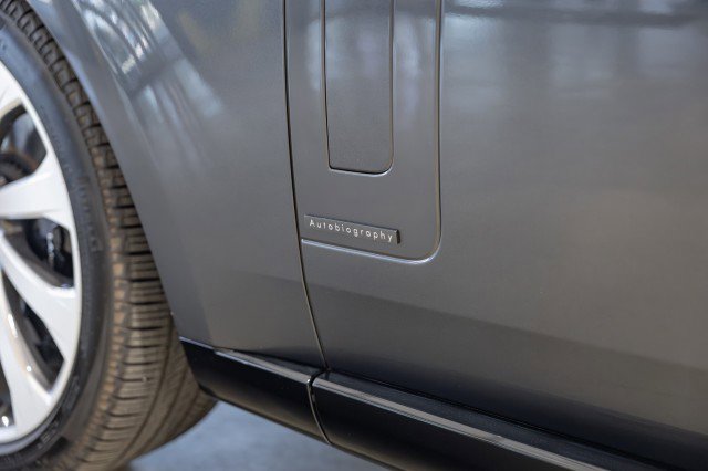 Used 2025 Land Rover Range Rover Autobiography image 12