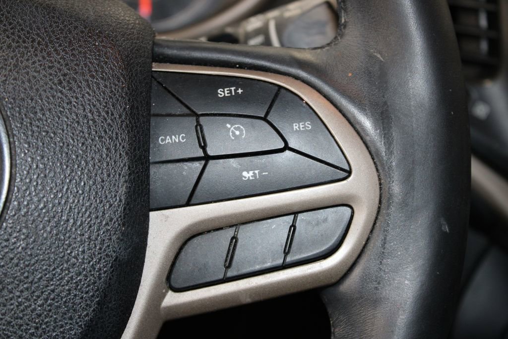 Used 2018 Jeep Cherokee Limited image 16