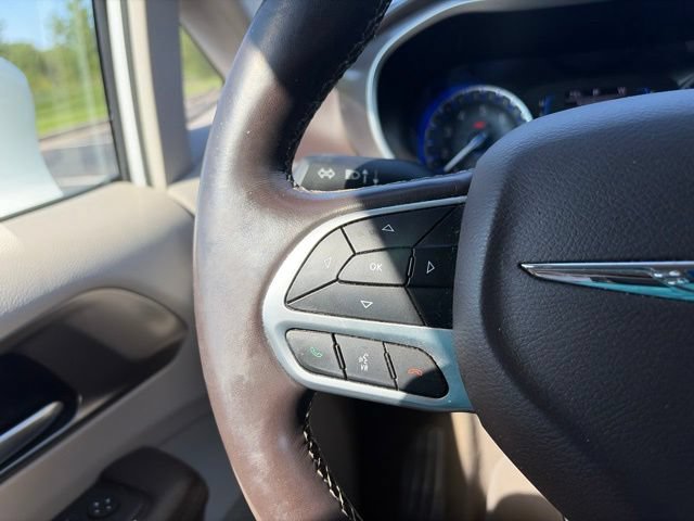 Used 2017 Chrysler Pacifica Touring-L w/ Tire & Wheel Group FWD image 20