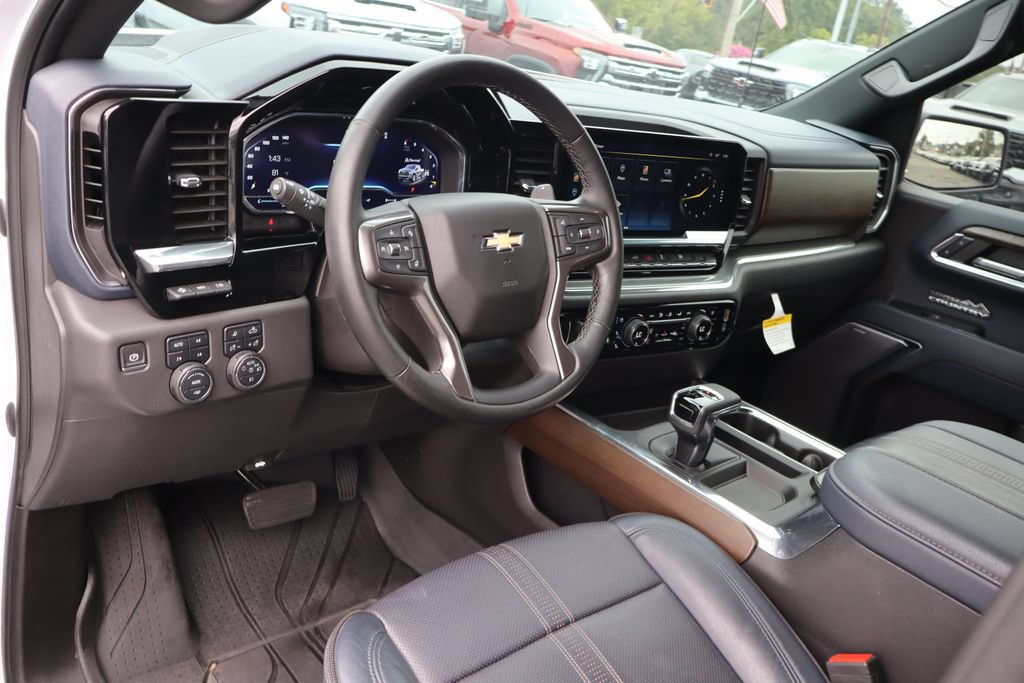 Used 2023 Chevrolet Silverado 1500 High Country w/ High Country Premium Package AWD/4WD image 5