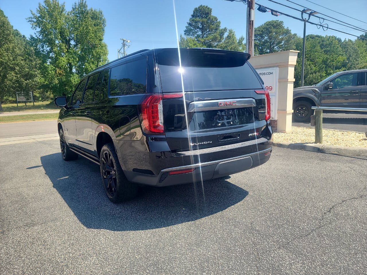 Used 2022 GMC Yukon XL AT4 AWD/4WD image 5