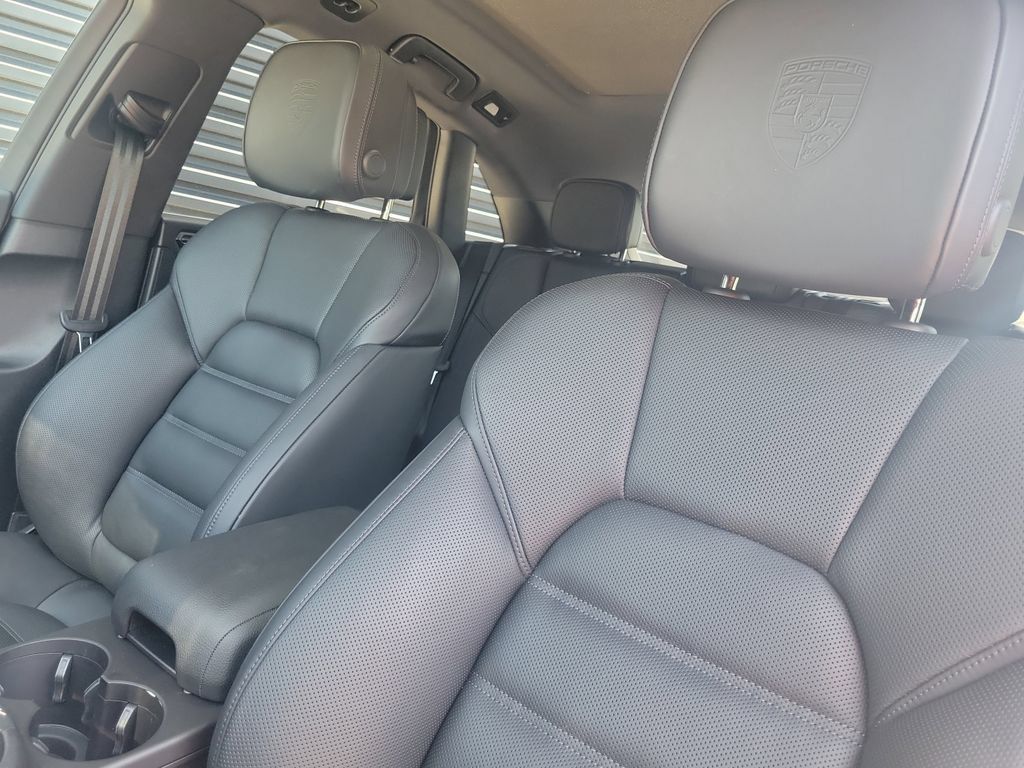 Certified 2025 Porsche Macan AWD/4WD image 5