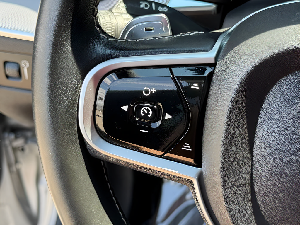 Used 2020 Volvo XC60 T5 R-Design FWD image 37