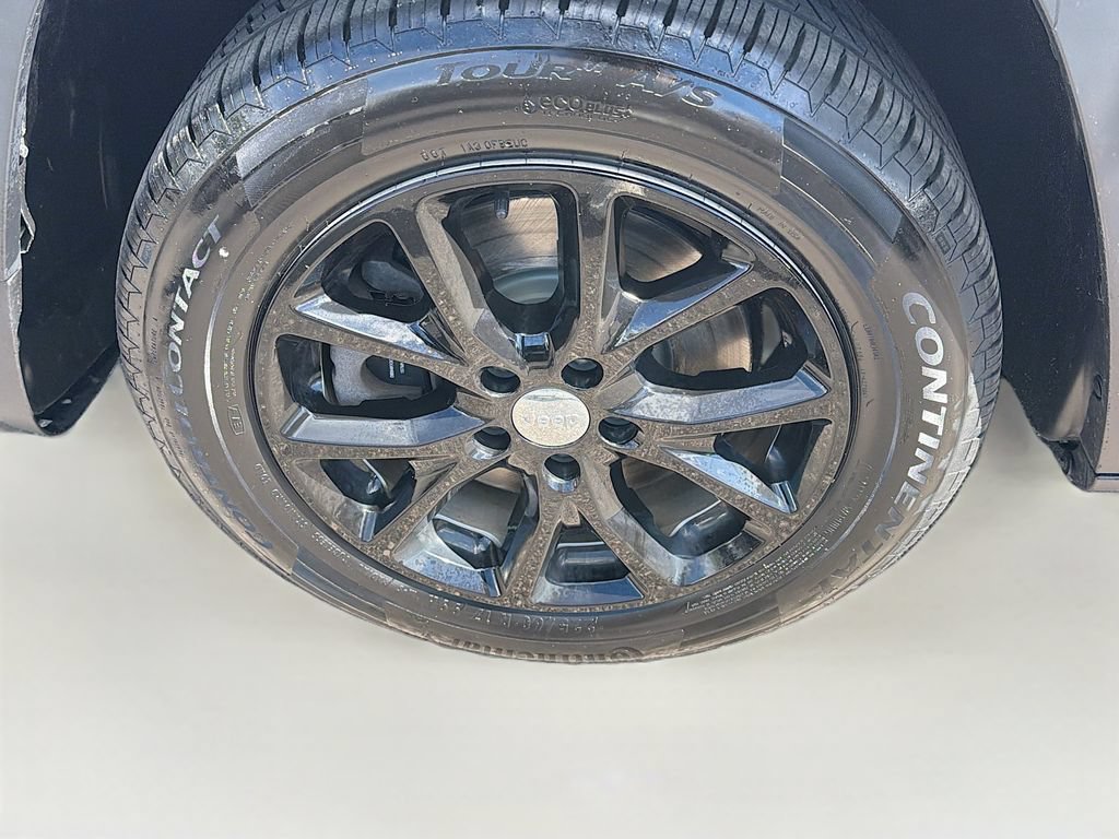 Used 2018 Jeep Cherokee Latitude Plus w/ Cold Weather Group FWD image 32