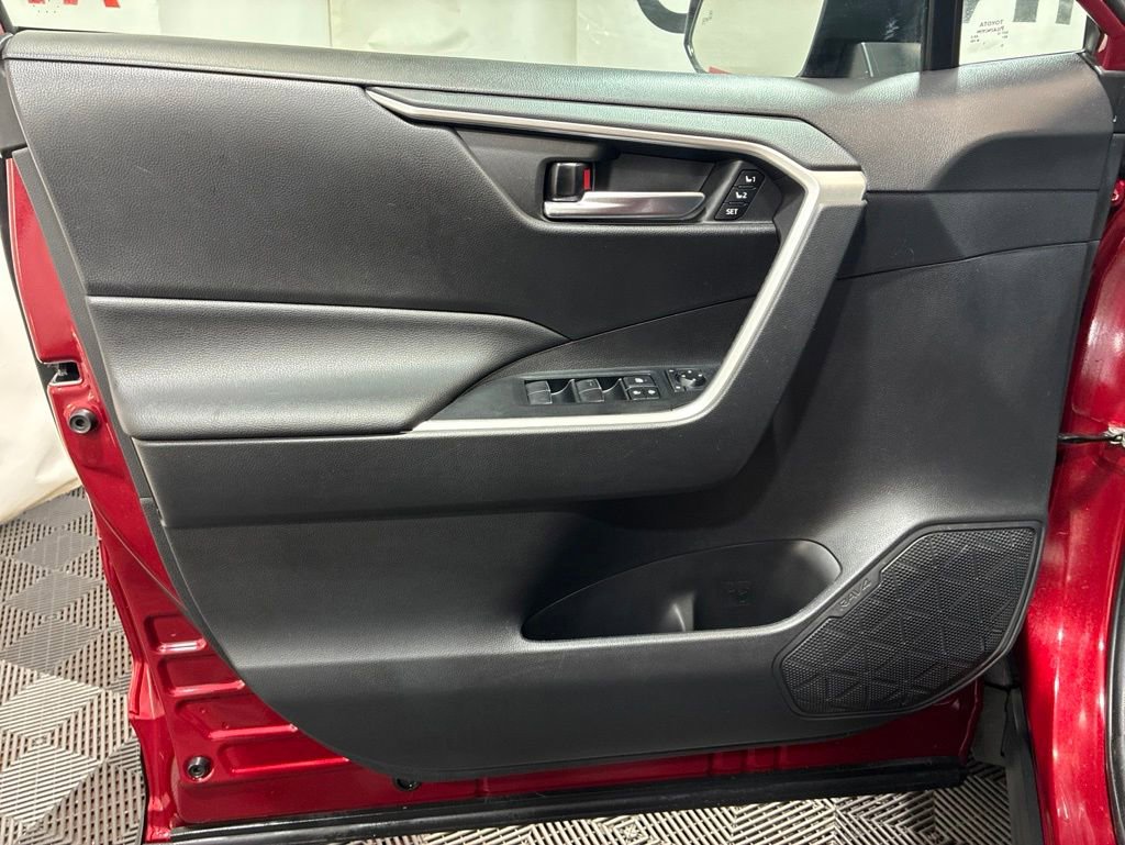Used 2021 Toyota RAV4 XLE Premium AWD/4WD image 21