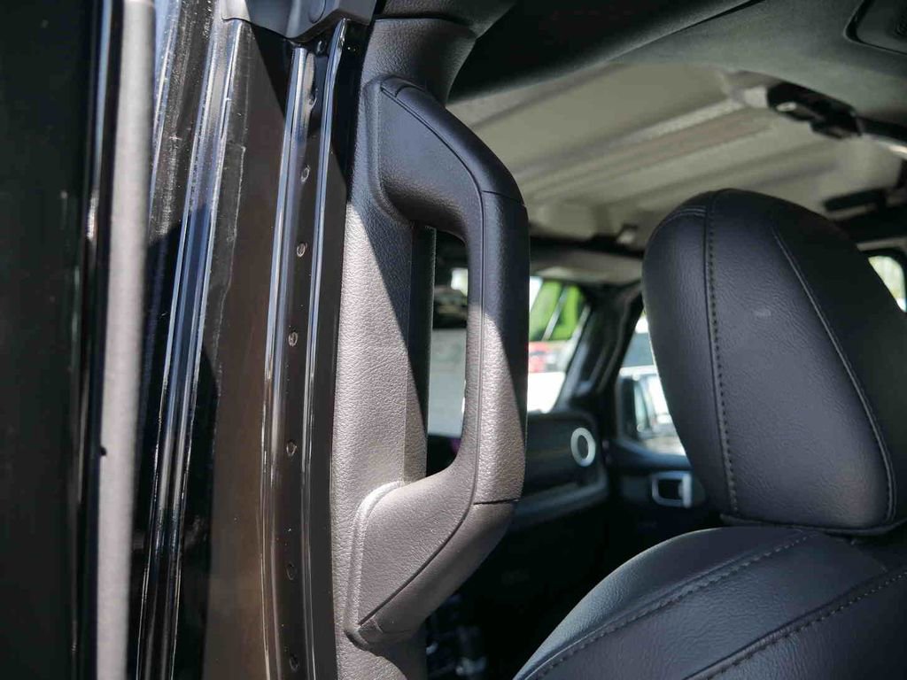 Used 2024 Jeep Wrangler Sahara w/ Technology Group AWD/4WD image 20