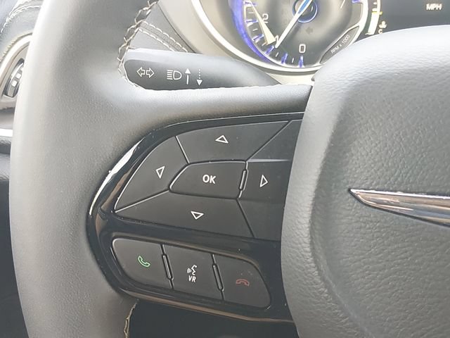 Used 2025 Chrysler Pacifica Limited FWD image 23