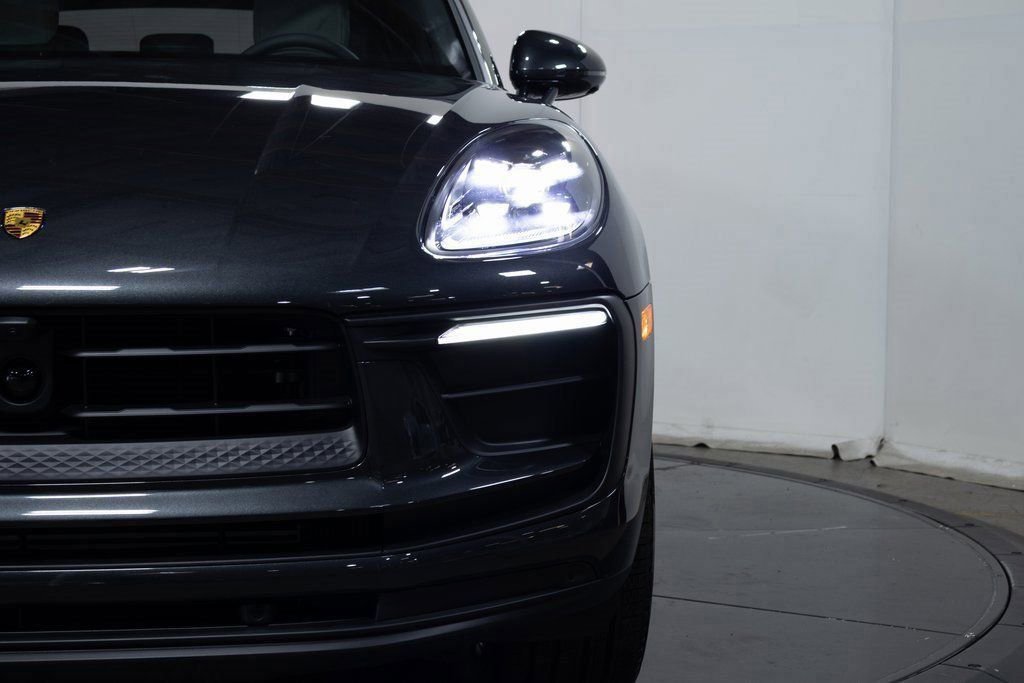 Certified 2025 Porsche Macan AWD/4WD image 20