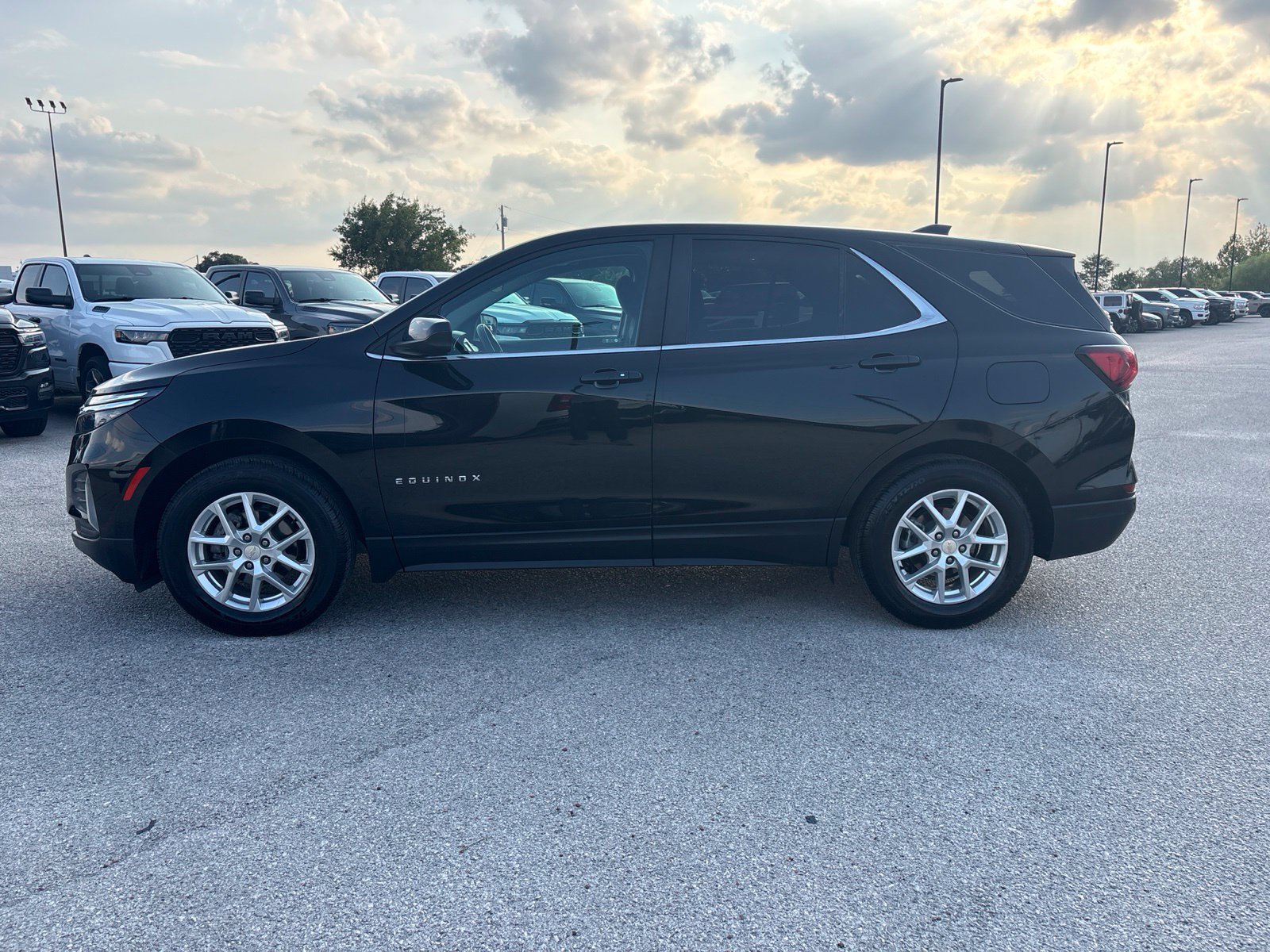 Used 2023 Chevrolet Equinox LT FWD image 2