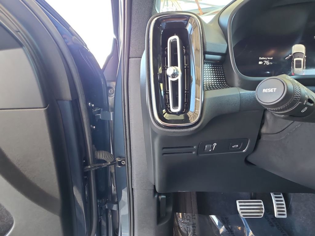 Used 2022 Volvo XC40 P8 Recharge Plus image 17