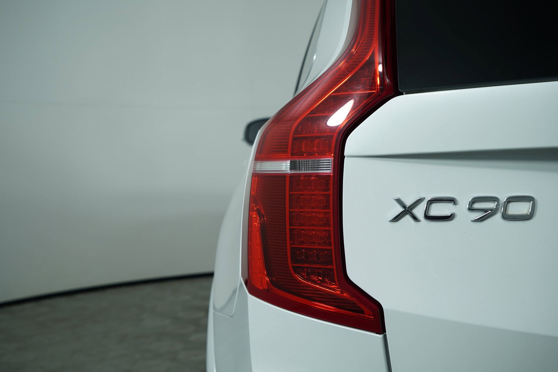 Used 2016 Volvo XC90 T6 R-Design w/ Protection Package Plus image 19