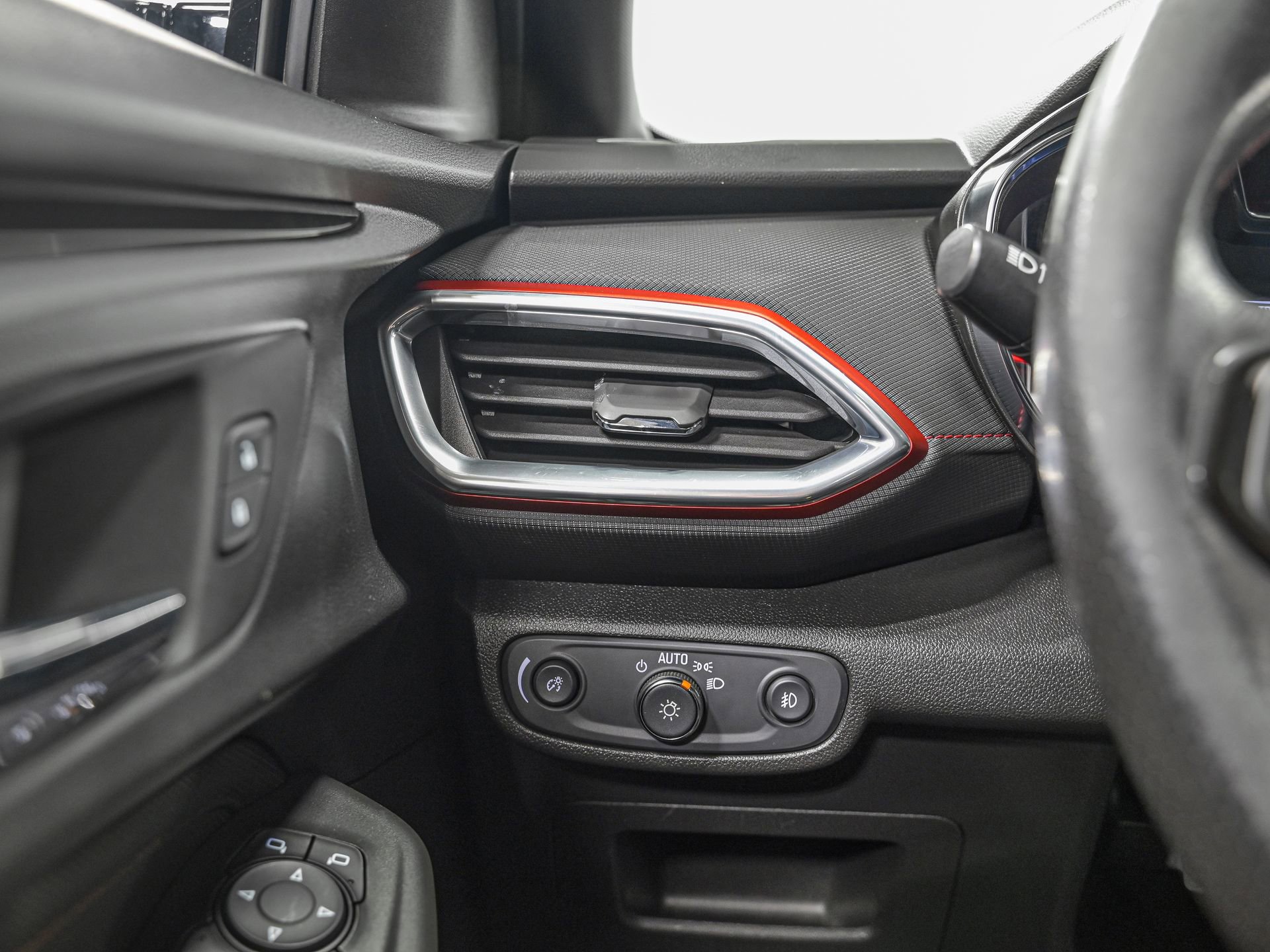 Used 2023 Chevrolet TrailBlazer RS w/ Sun and Liftgate Package FWD image 18