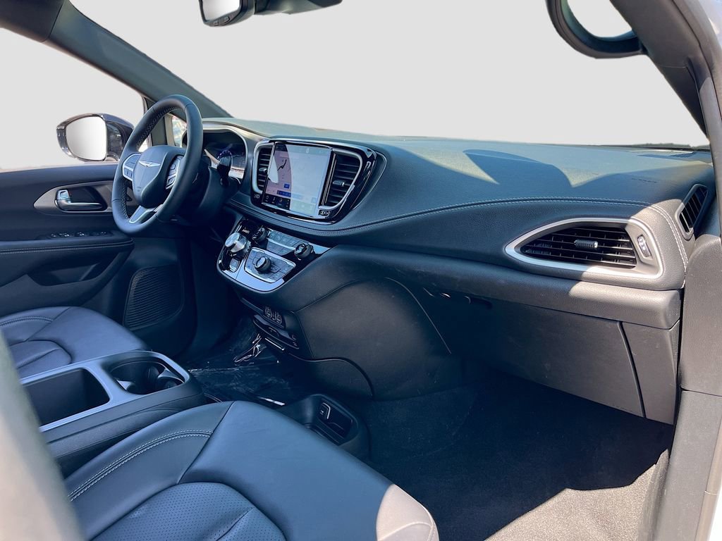 Certified 2025 Chrysler Pacifica Select w/ Uconnect Theater Family Group image 30
