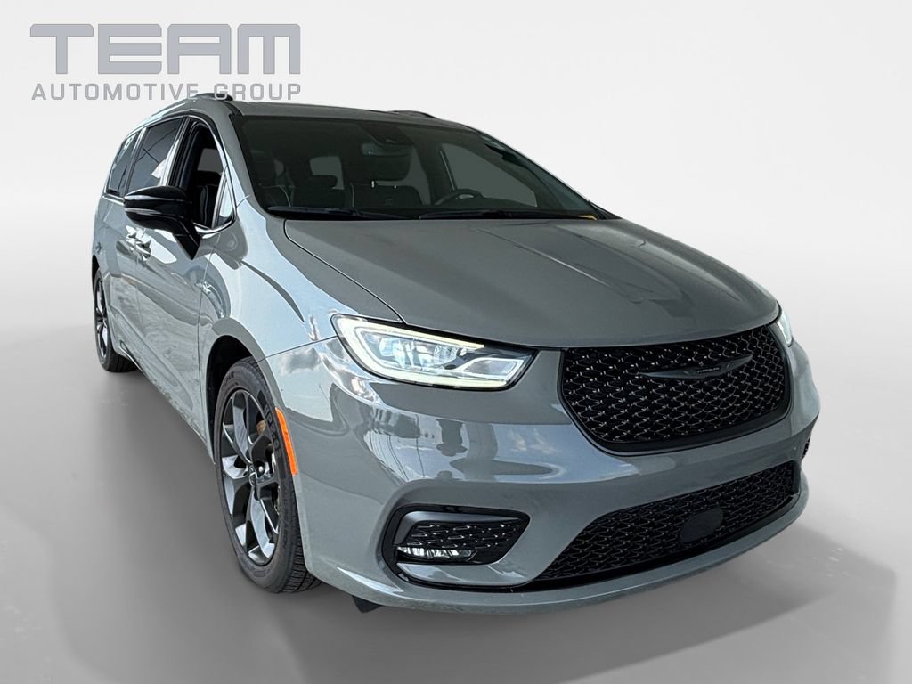 Used 2025 Chrysler Pacifica Limited FWD image 1