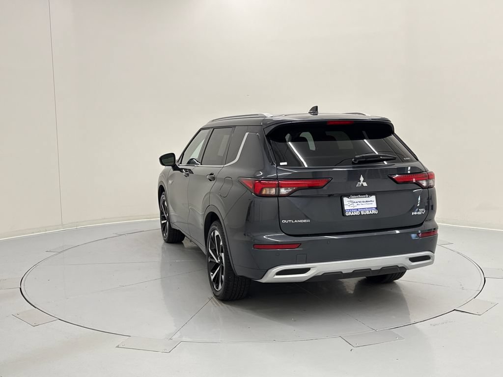 Used 2025 Mitsubishi Outlander 4WD Plug-In Hybrid image 3