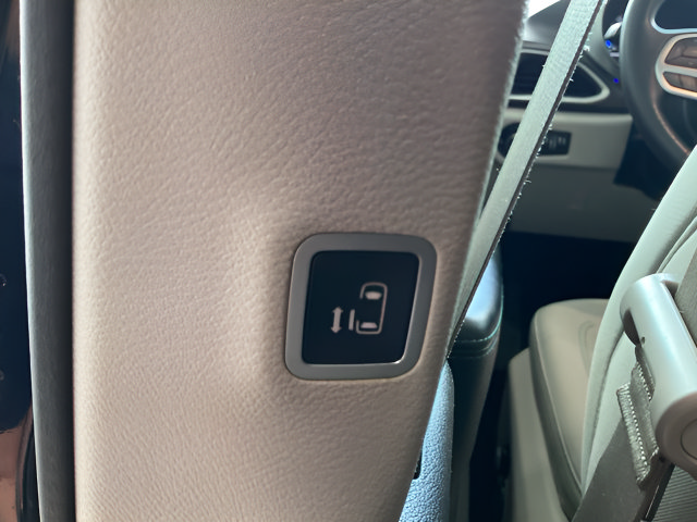 Used 2018 Chrysler Pacifica Touring Plus FWD image 19