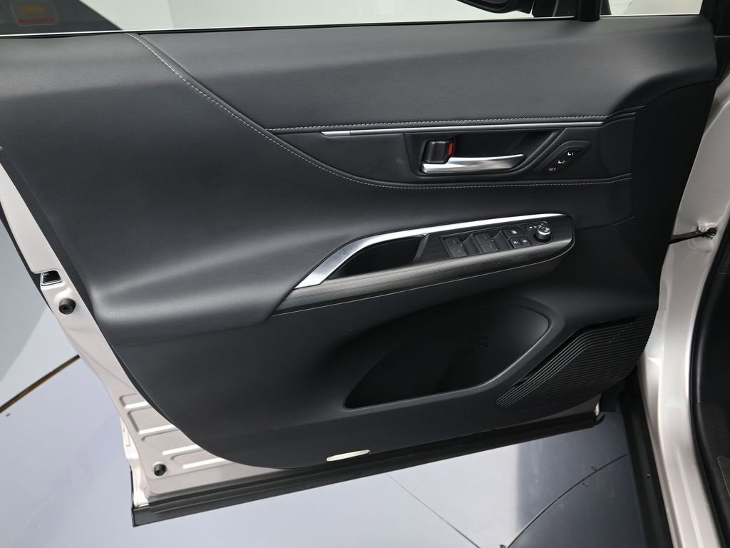 Used 2021 Toyota Venza Limited image 10