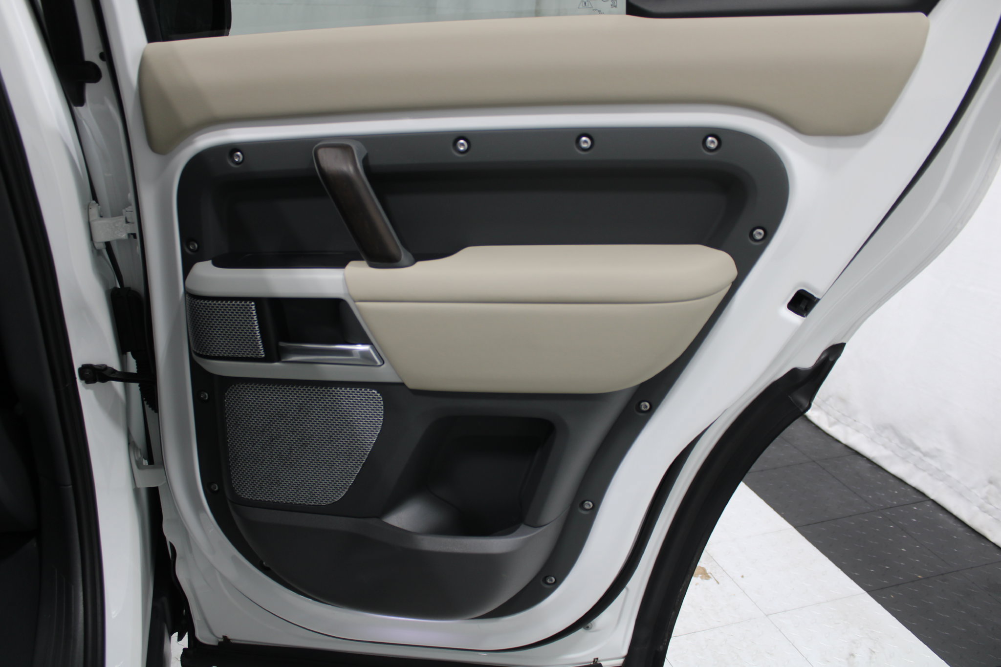 Used 2024 Land Rover Defender 130 X-Dynamic SE AWD/4WD image 21