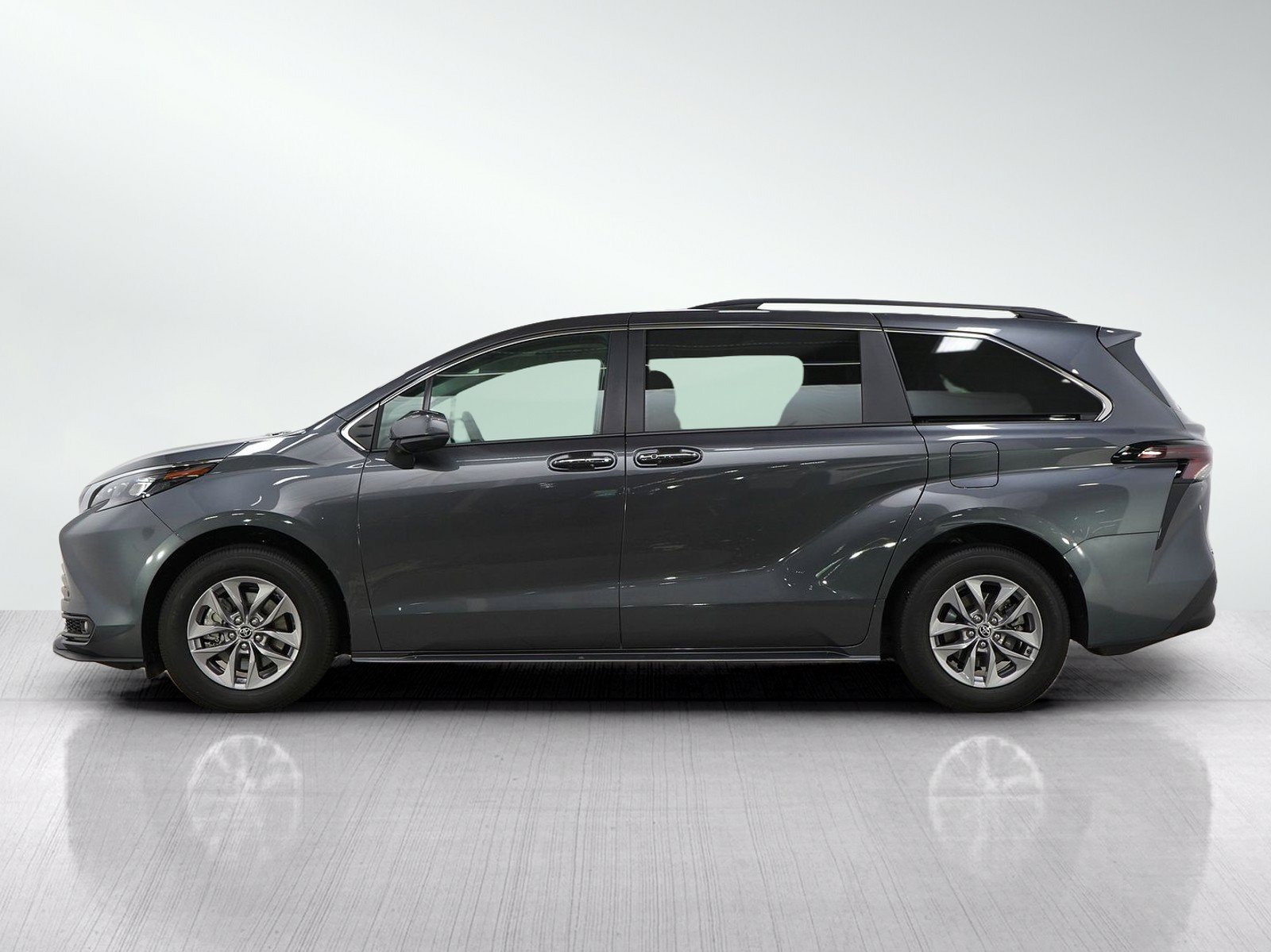 Used 2025 Toyota Sienna XLE AWD/4WD image 2