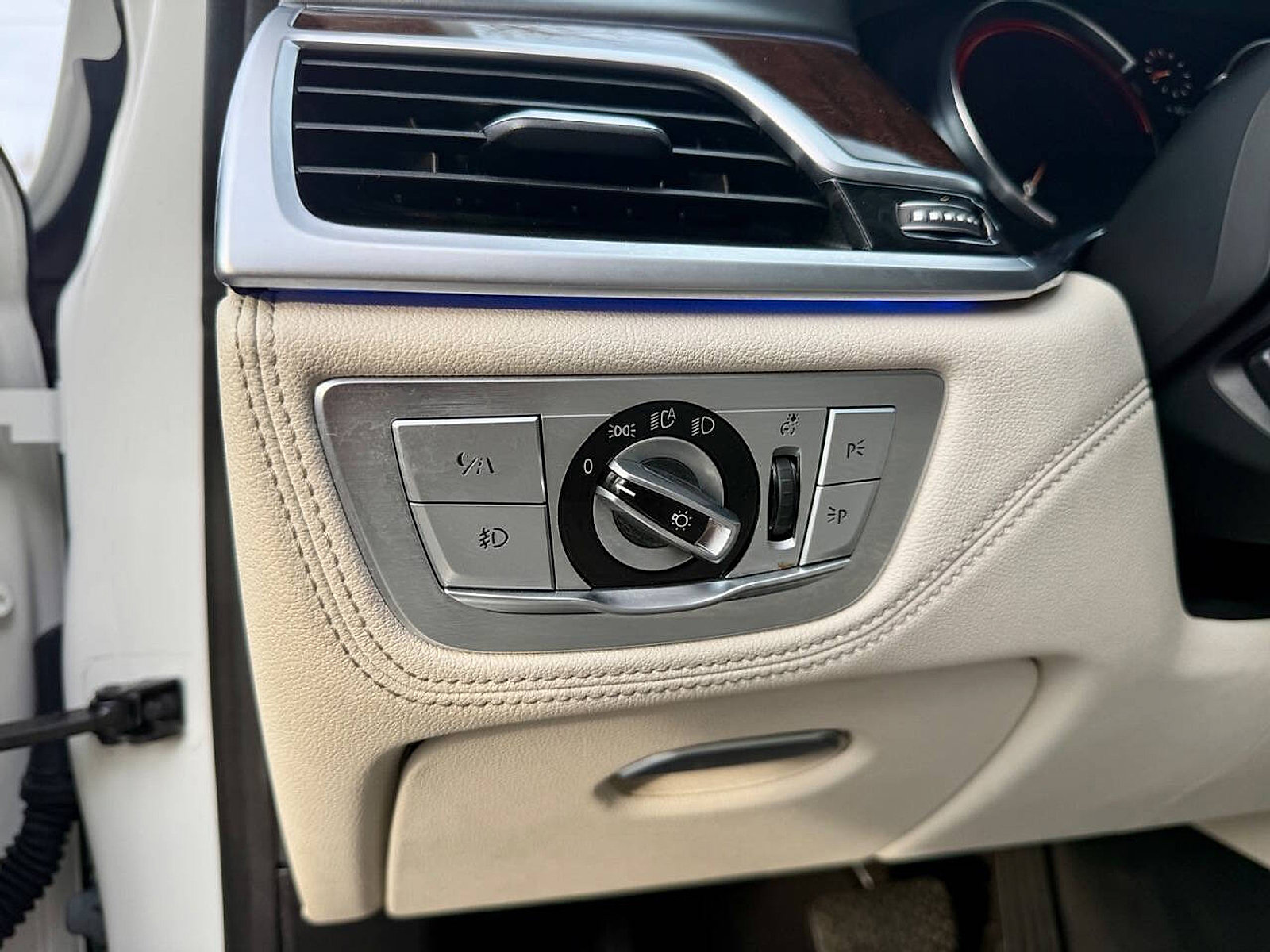 Used 2016 BMW 750i xDrive image 31