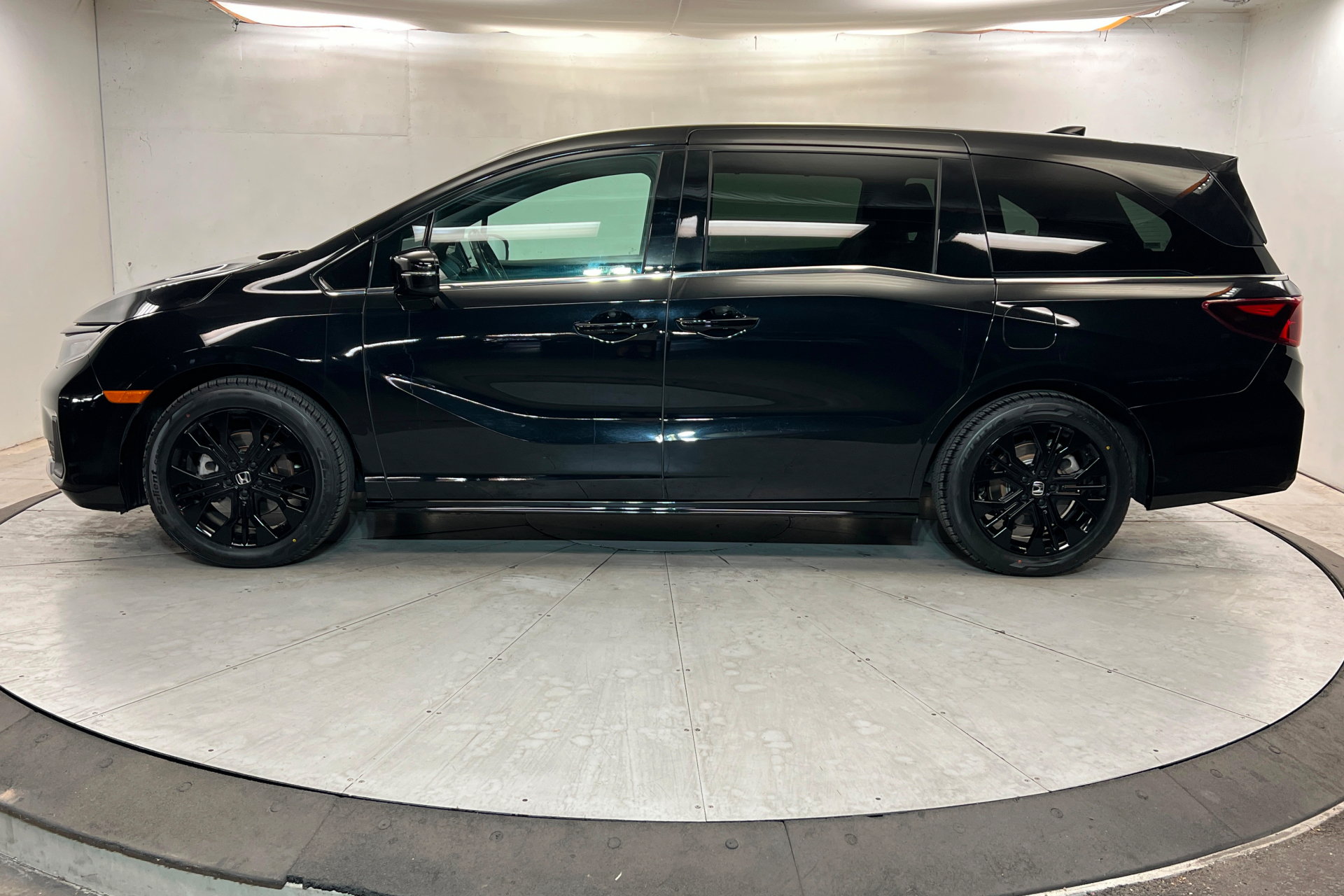 Used 2025 Honda Odyssey Sport-L image 2