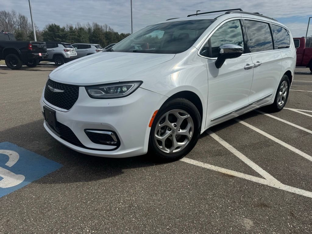 Used 2023 Chrysler Pacifica Limited image 5