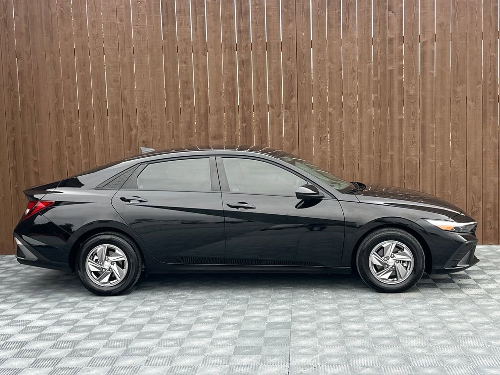 Used 2025 Hyundai Elantra SE w/ Cargo Package image 11