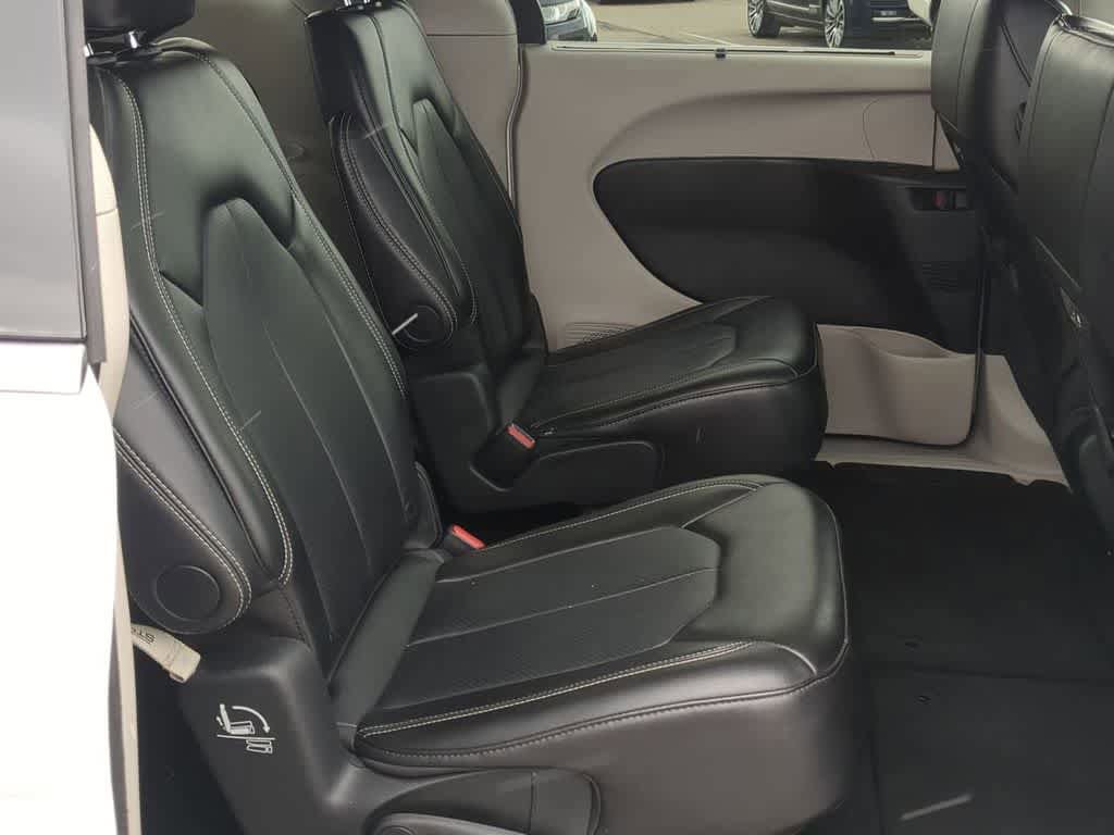Used 2024 Chrysler Pacifica Touring-L FWD image 19