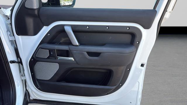 Used 2024 Land Rover Defender 130 X-Dynamic SE image 22