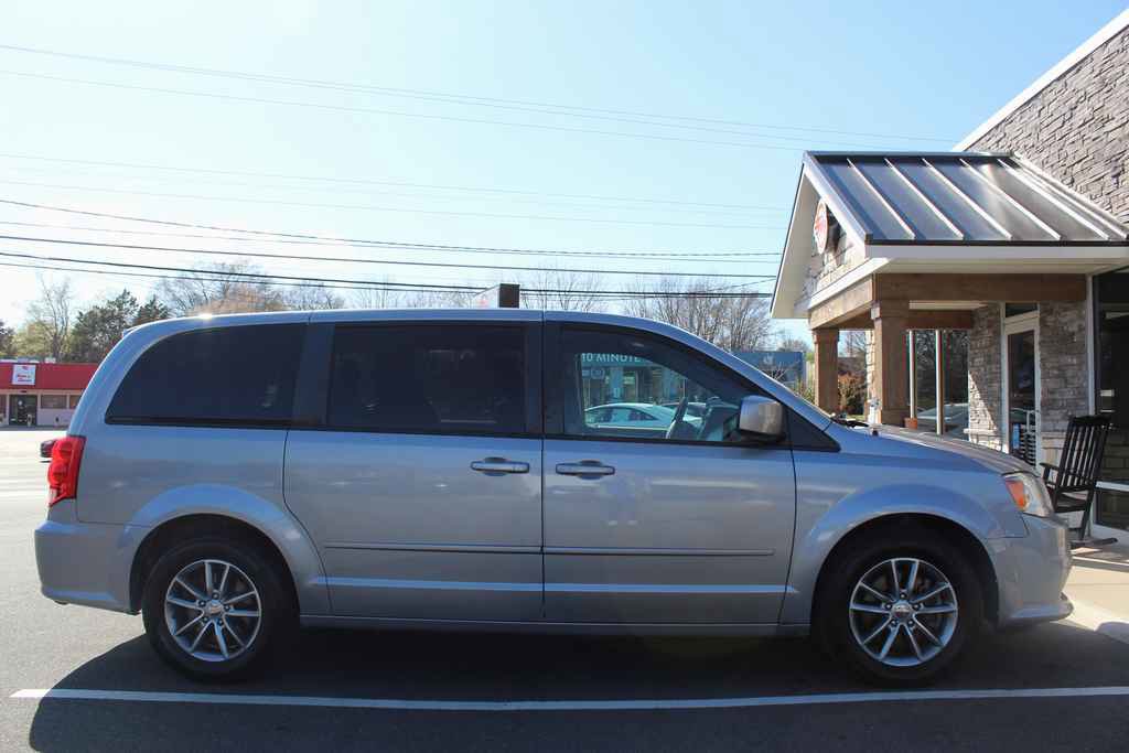 Used 2015 Dodge Grand Caravan SE image 4