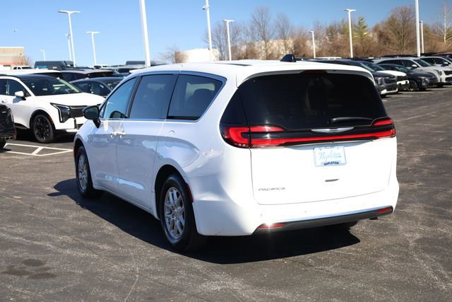 Used 2024 Chrysler Pacifica Touring-L FWD image 5