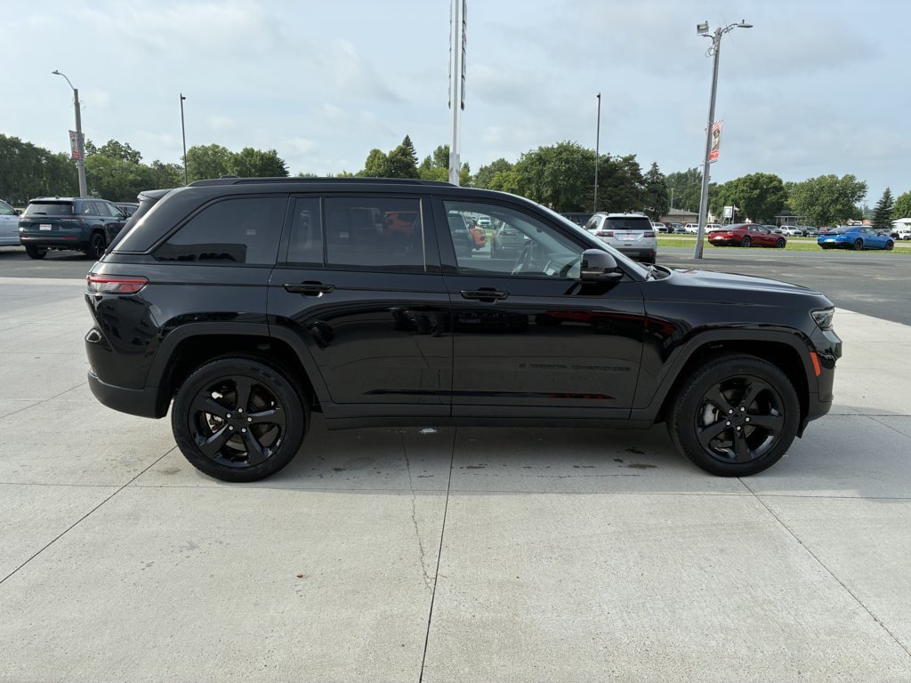 Used 2023 Jeep Grand Cherokee Limited w/ Black Appearance Package AWD/4WD image 9