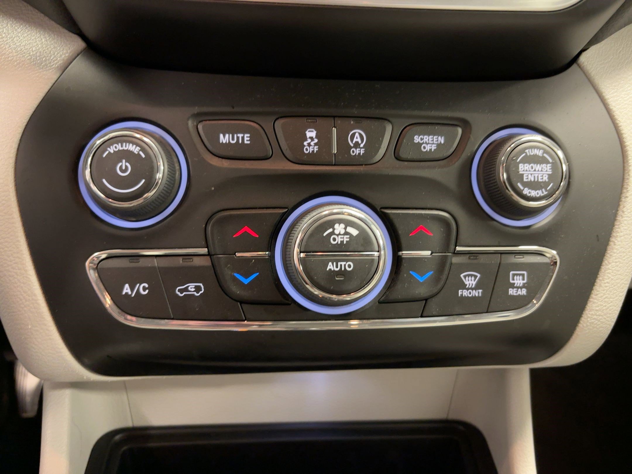 Used 2019 Jeep Cherokee Limited image 17