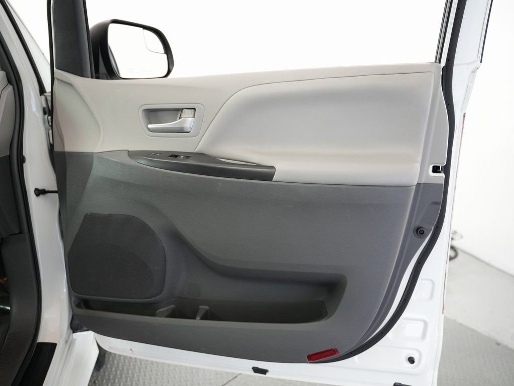 Used 2018 Toyota Sienna LE w/ Carpet Mat Package image 49