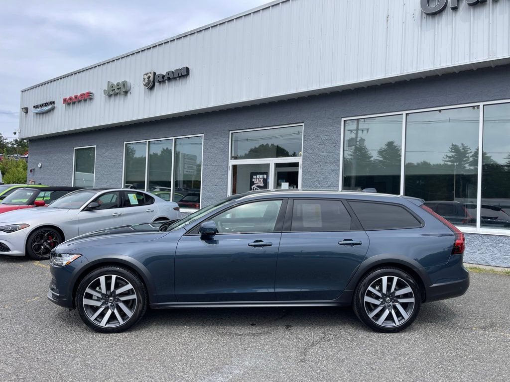 Used 2025 Volvo V90 B6 Cross Country Plus w/ Protection Package Premier AWD/4WD image 3