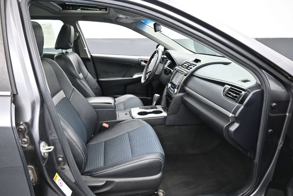 Used 2014 Toyota Camry SE w/ Moonroof Package FWD image 31