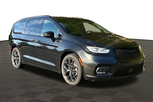 Used 2022 Chrysler Pacifica Touring-L w/ S Appearance Package