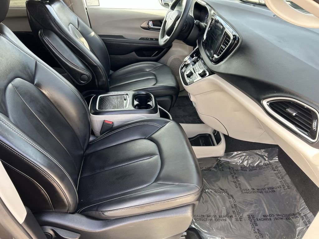 Used 2023 Chrysler Pacifica Touring-L image 9