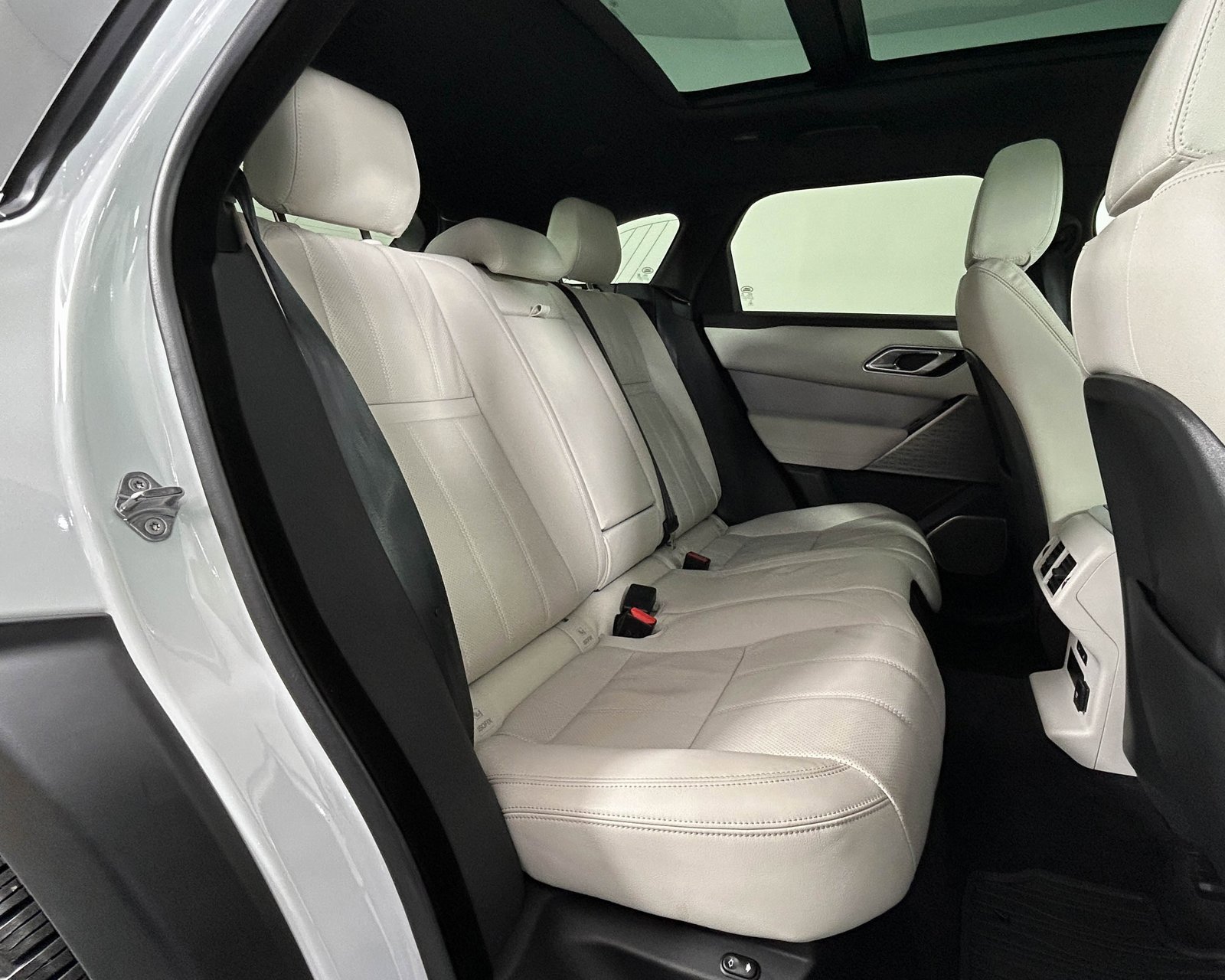 Used 2021 Land Rover Range Rover Velar R-Dynamic S image 18