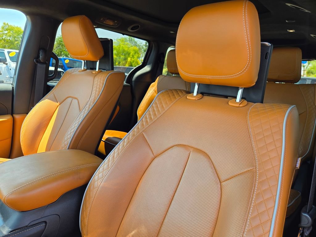 Used 2023 Chrysler Pacifica Pinnacle FWD image 16
