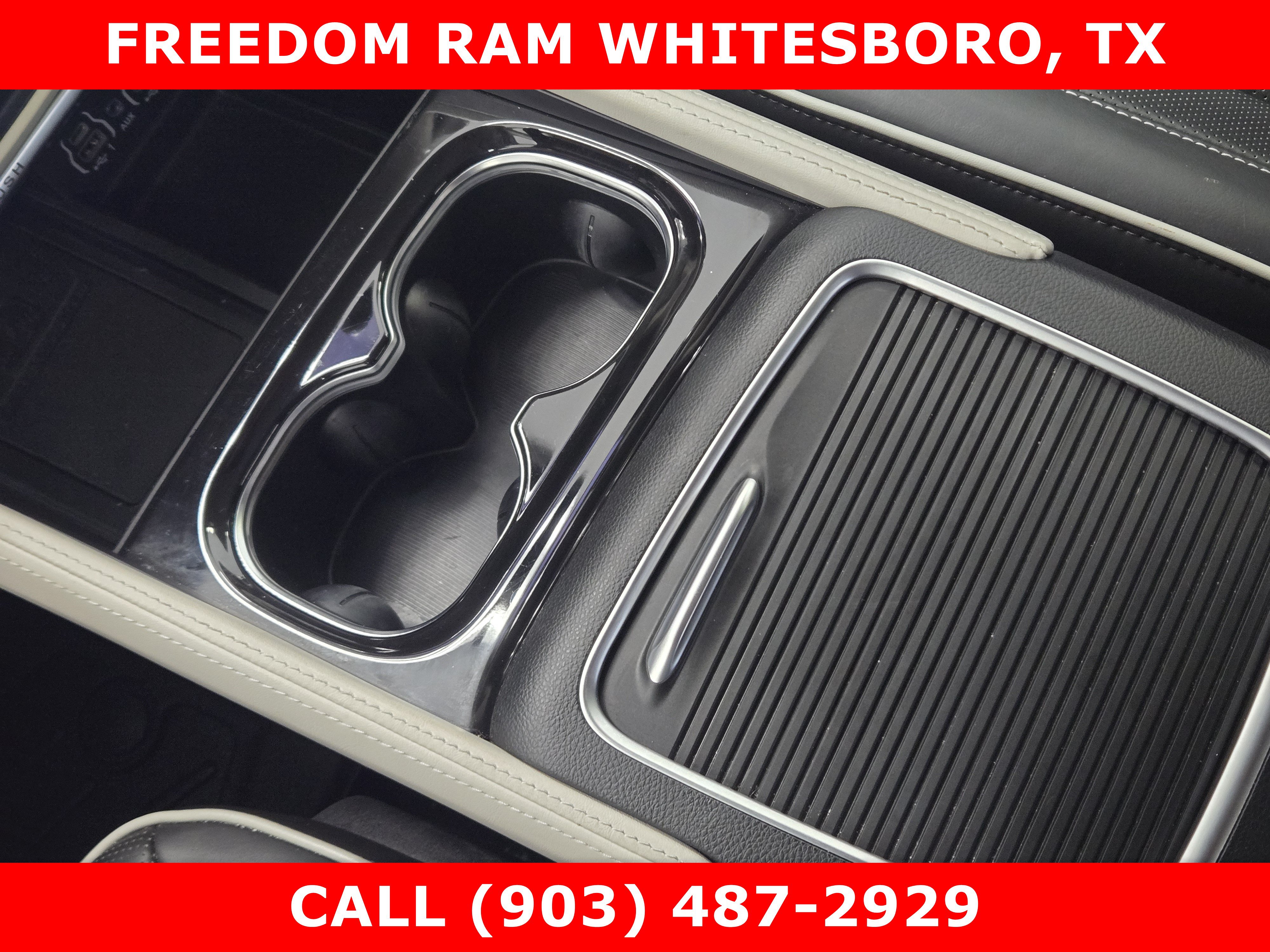 Used 2023 Chrysler Pacifica Limited FWD image 14