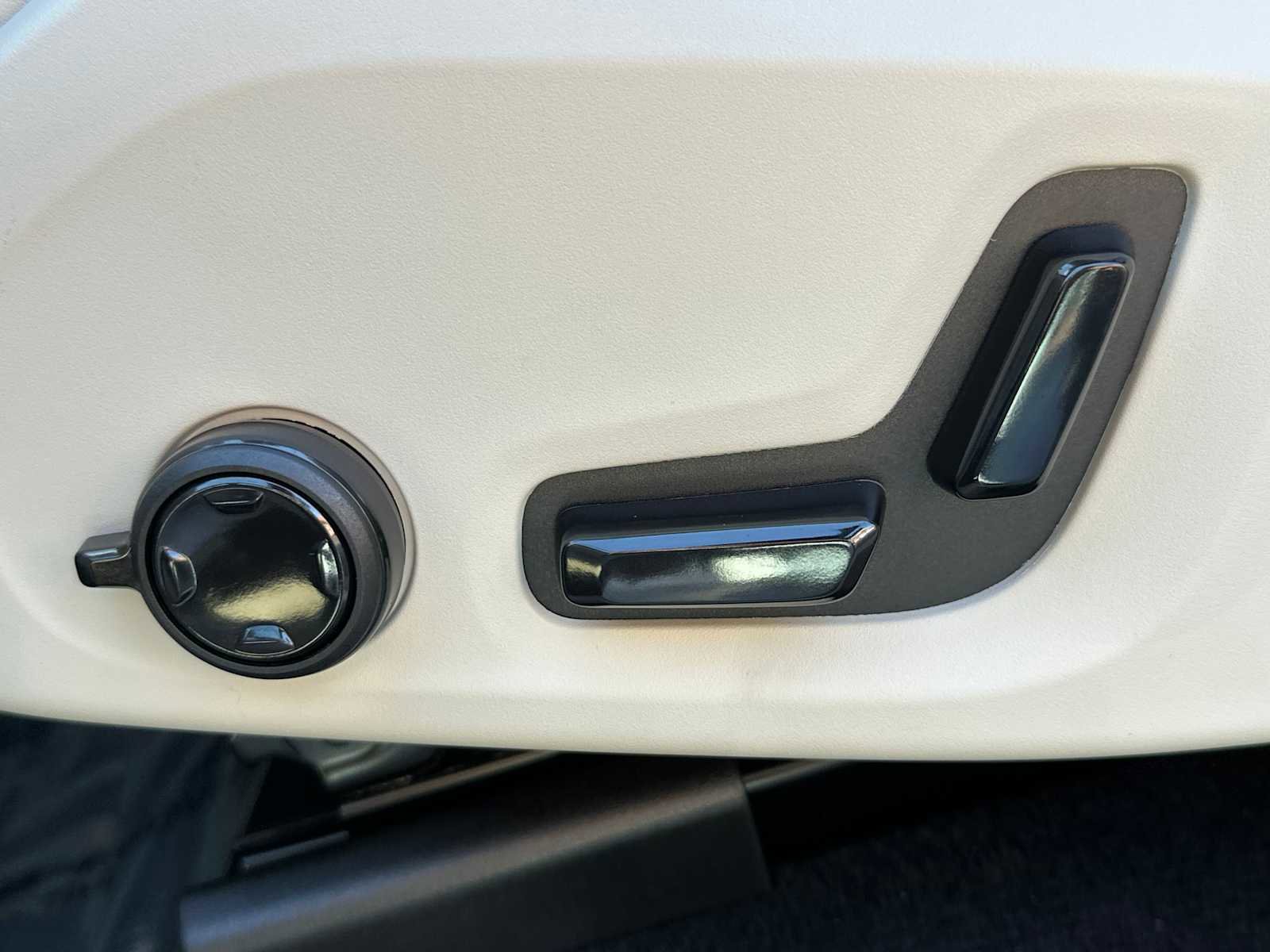 Used 2025 Volvo XC60 B5 Ultra w/ Protection Package Premier image 22