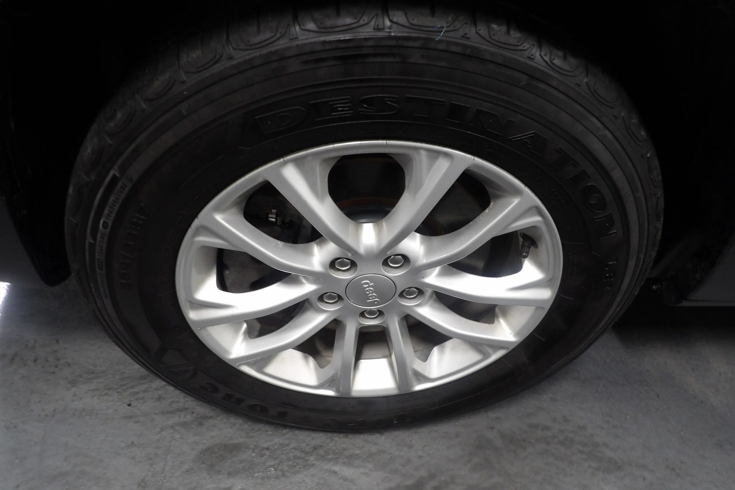 Used 2020 Jeep Cherokee Latitude w/ Cold Weather Group AWD/4WD image 19