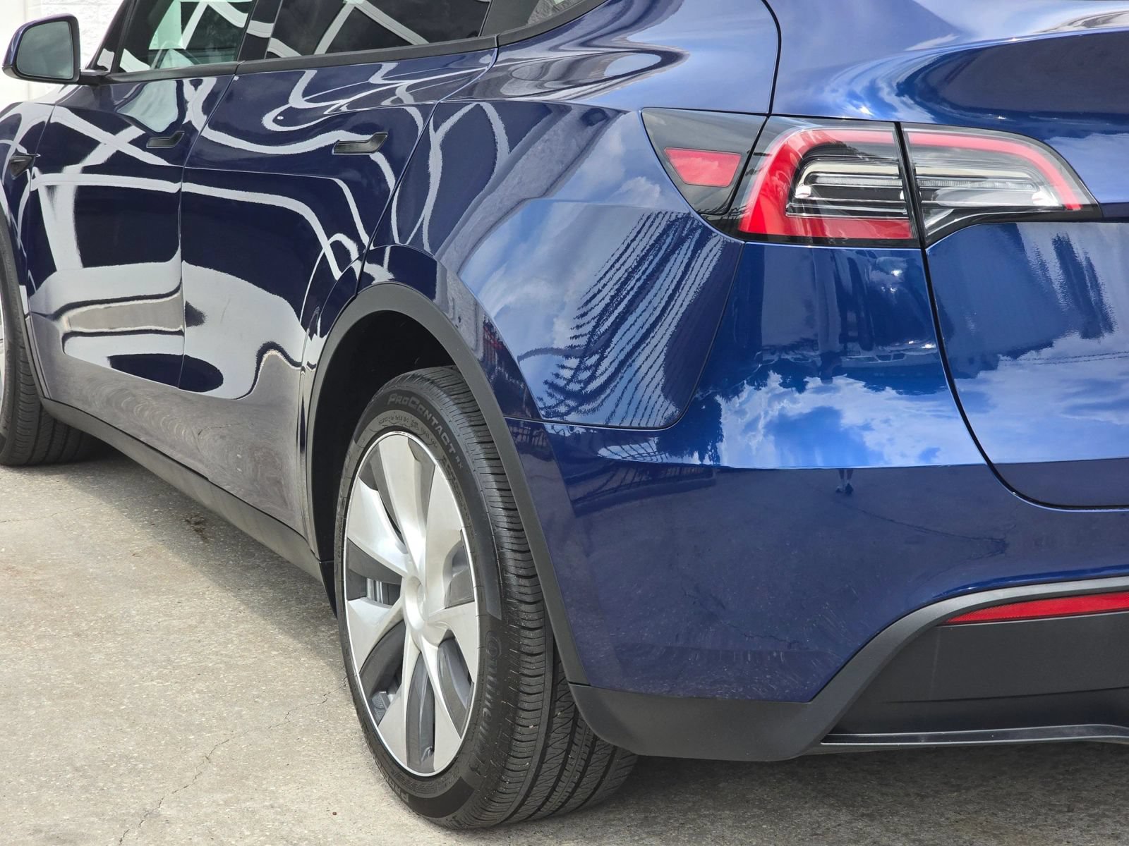 Used 2023 Tesla Model Y Long Range AWD/4WD image 38